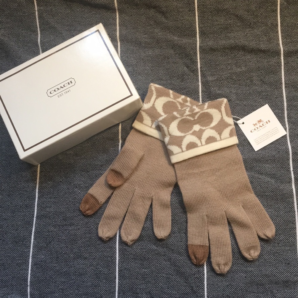 NWT Coach knit logo touch gloves.